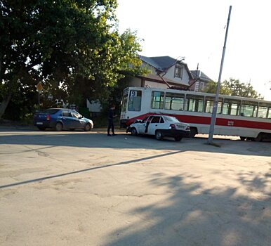 Легковушка в Саратове протаранила трамвай