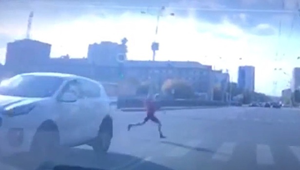 Юный пешеход-нарушитель попал под колеса авто в Екатеринбурге. Видео