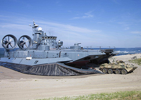 Корабли на воздушной подушке Балтийского флота в ходе учения осуществили переброску морской пехоты