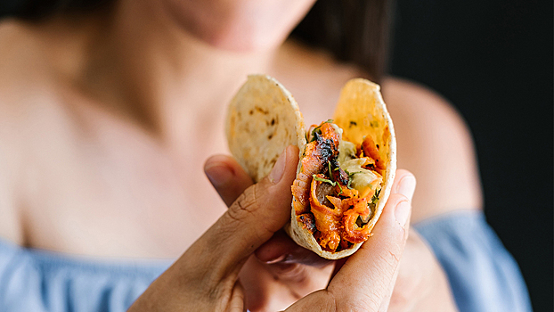 Зачем мексиканцы кладут соль на язык перед едой