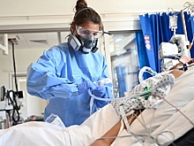 Медсестру обвинили в убийстве восьми младенцев