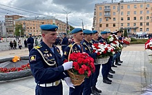 В Рязани торжества в День Победы начали с возложения цветов