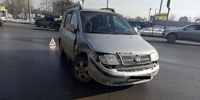 Водитель Hyundai Matrix начал разворачиваться и врезался в Subaru Legacy