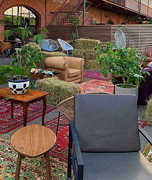 В «Смене» открылся гастробар «Солома» — с коврами, сеном и «Волгой» во дворе