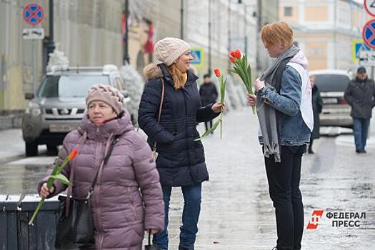 В Москве волонтеры подарили женщинам цветы