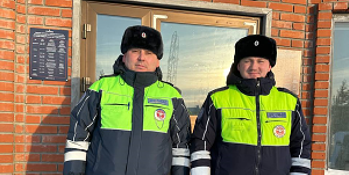 В Ямало-Ненецком автономном округе автоинспекторы оказали помощь водителям на  загородной автодороге