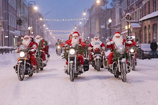 25 байкеров в костюмах Дедов Морозов были задержаны за опасную езду в Санкт-Петербурге