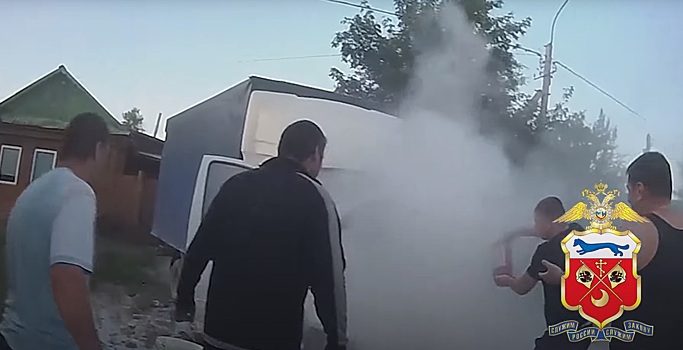 В Оренбургской области сотрудники патрульно-постовой службы полиции вместе с очевидцами потушили загоревшийся автомобиль