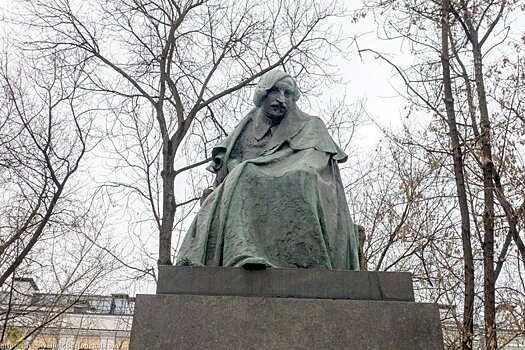 115 лет памятнику Гоголю. Почему Сталин велел его убрать
