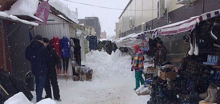 Снег сошел на торговые палатки на рынке в Удмуртии