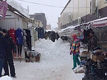 Снег сошел на торговые палатки на рынке в Удмуртии