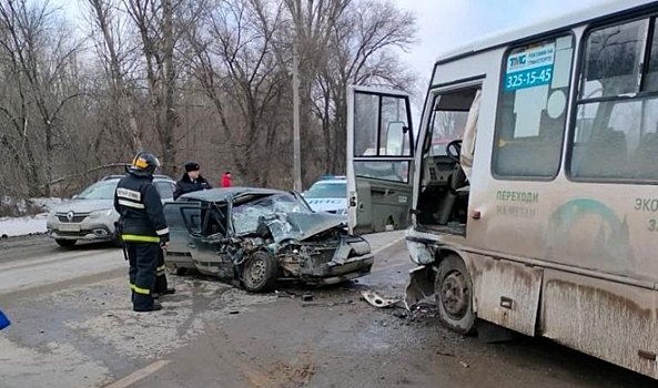 В Волгограде в ДТП с маршрутным автобусом № 79 пострадали два человека
