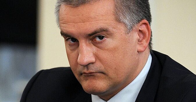 Аксенов призвал искоренить бюрократию в общении с крымчанами