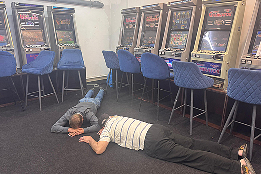 Мордой в пол положили силовики посетителей подпольного казино в Новосибирске