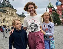 Водянова в стильном платье прогулялась с Антуаном Арно и детьми по Москве