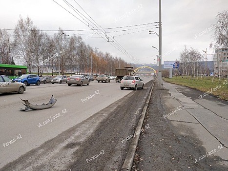 Иномарка врезалась в грузовик возле кемеровского ТЦ