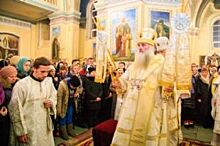 Алтайский митрополит совершил Божественную литургию в Покровском соборе
