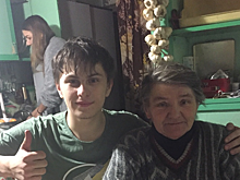Новосибирец и его друзья взяли шефство над одинокой бабушкой