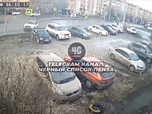 В Пензе водитель сбил дорожный знак и уехал