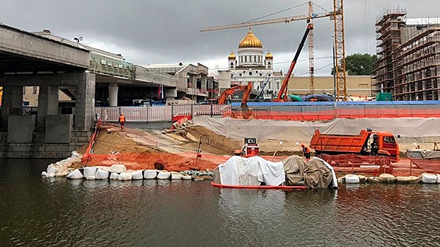 Бетономешалка упала в Москву-реку: видео