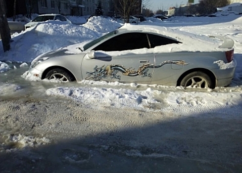 Иномарки вмерзли в парковку в Подмосковье