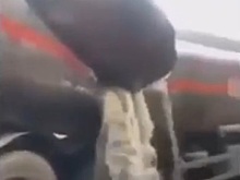 Шокирующее видео: огромный булыжник рухнул на движущийся бензовоз в Китае