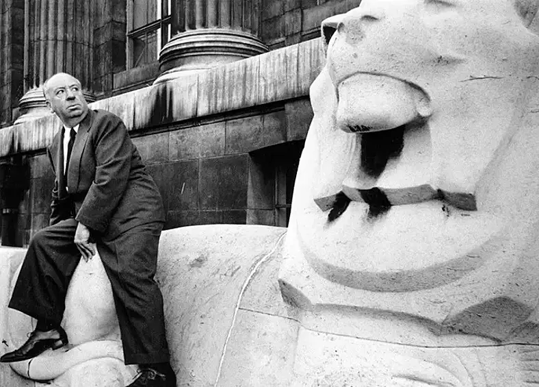 29 января 1955 года. Режиссер Альфред Хичкок возле здания Британского музея в Лондоне.