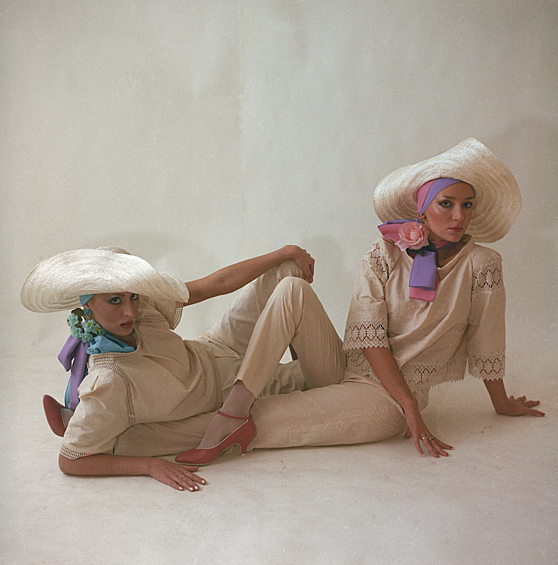 Манекенщицы демонстрирует новые модели одежды работы художника-модельера Вячеслава Зайцева, 1979 год