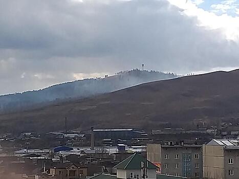 Пожар начался на Титовской сопке в Чите днем 16 марта