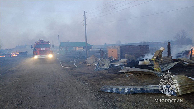 В свердловском селе загорелись 10 домов