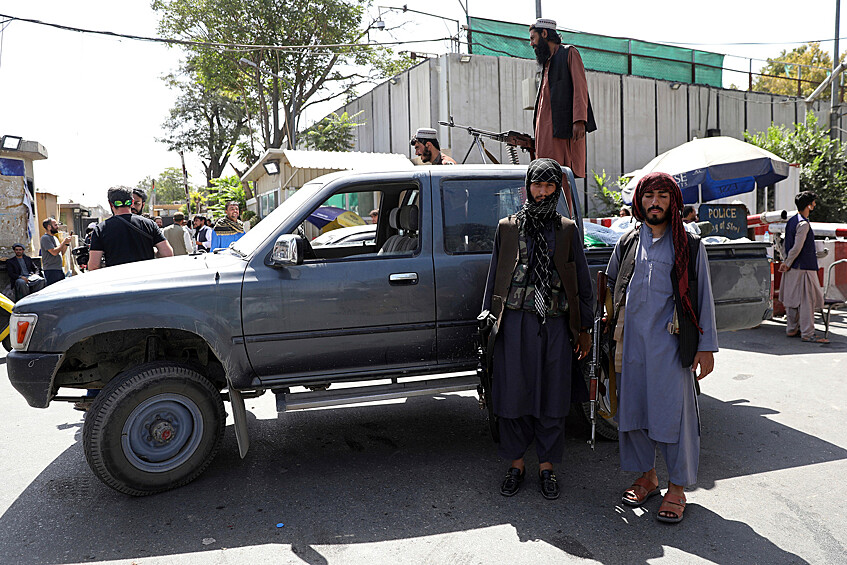 Излюбленный транспорт талибов* еще с 1990-х годов – пикапы Toyota Hilux, славящиеся своей надежностью и безотказностью