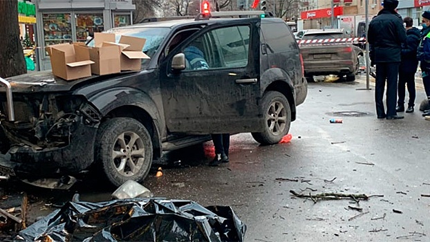 Внедорожник сбил пешеходов на тротуаре в Москве