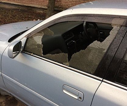 В Ярославле автовандалы разбили стекло у иномарки