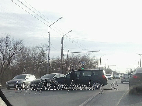 В Оренбурге на Донгузской образовалась серьезная пробка из-за ДТП