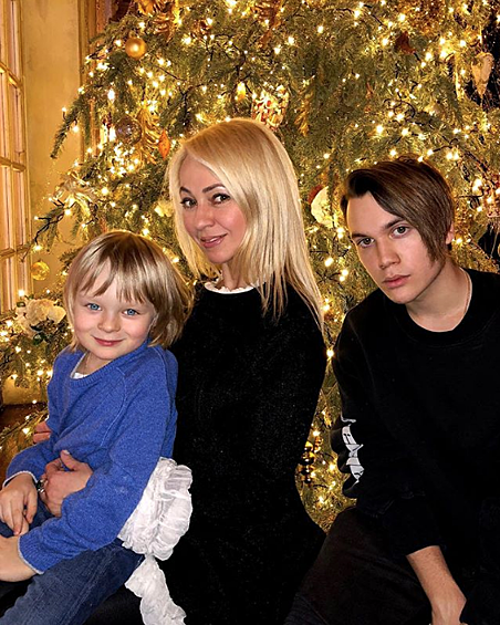 Яна Рудковская с детьми провели каникулы в Москве.