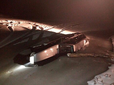 Полицейские разбили стекло тонувшей машины и спасли водителя