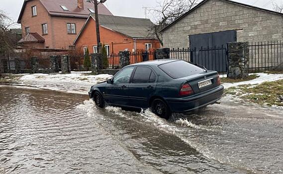 Затопило подвалы, дома, дворы и дорогу на ул. Прилужной в Курске