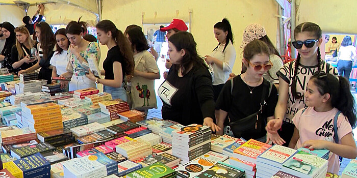 Книжная ярмарка в Баку: студенты-книголюбы помогают с выбором новинок