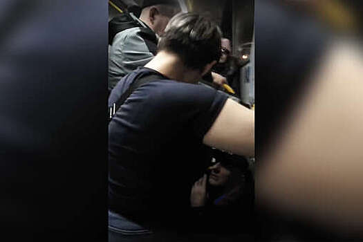 В Кузбассе кондуктор оскорбила пенсионера и избила его ногами в автобусе