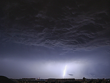 Молния пробила кузов пикапа в Австралии