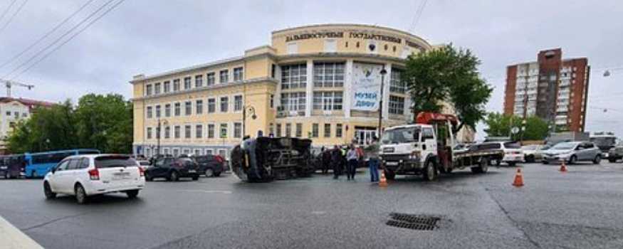 Во Владивостоке опрокинулась маршрутка, пострадали два пассажира