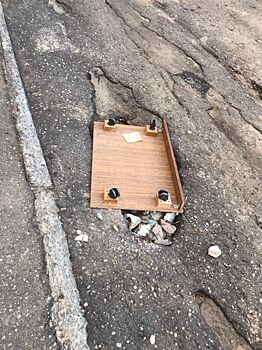 Ямы на дорогах в Костроме теперь прикрывают кусками шкафов