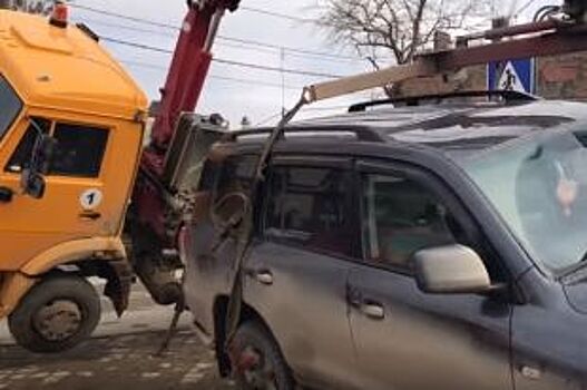 В Ставрополе эвакуатор уронил внедорожник на иномарку