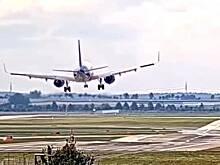 Самолет с пассажирами на борту повредил хвост во время посадки в Праге и попал на видео