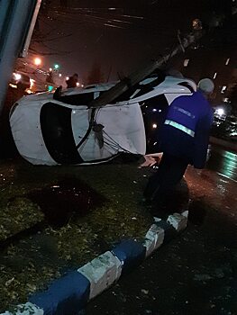 Водитель из Вольска налетел на опору ЛЭП