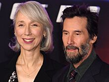 Одним холостяком меньше: избранница Киану Ривза случайно засветила обручальное кольцо