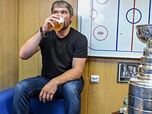 Бахмутов о фото Овечкина с пивом: «Не очень хороший пример подает для пацанов, наверное. Но он же не бочку выпивает, две банки – и хорош. Этого достаточно, чтобы восстановить силы после игры»