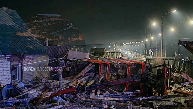 В Чите лесовоз врезался в жилой дом