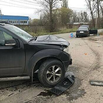 Nissan не уступил дорогу: 19-летнего водителя Mercedes госпитализировали после аварии на Камской