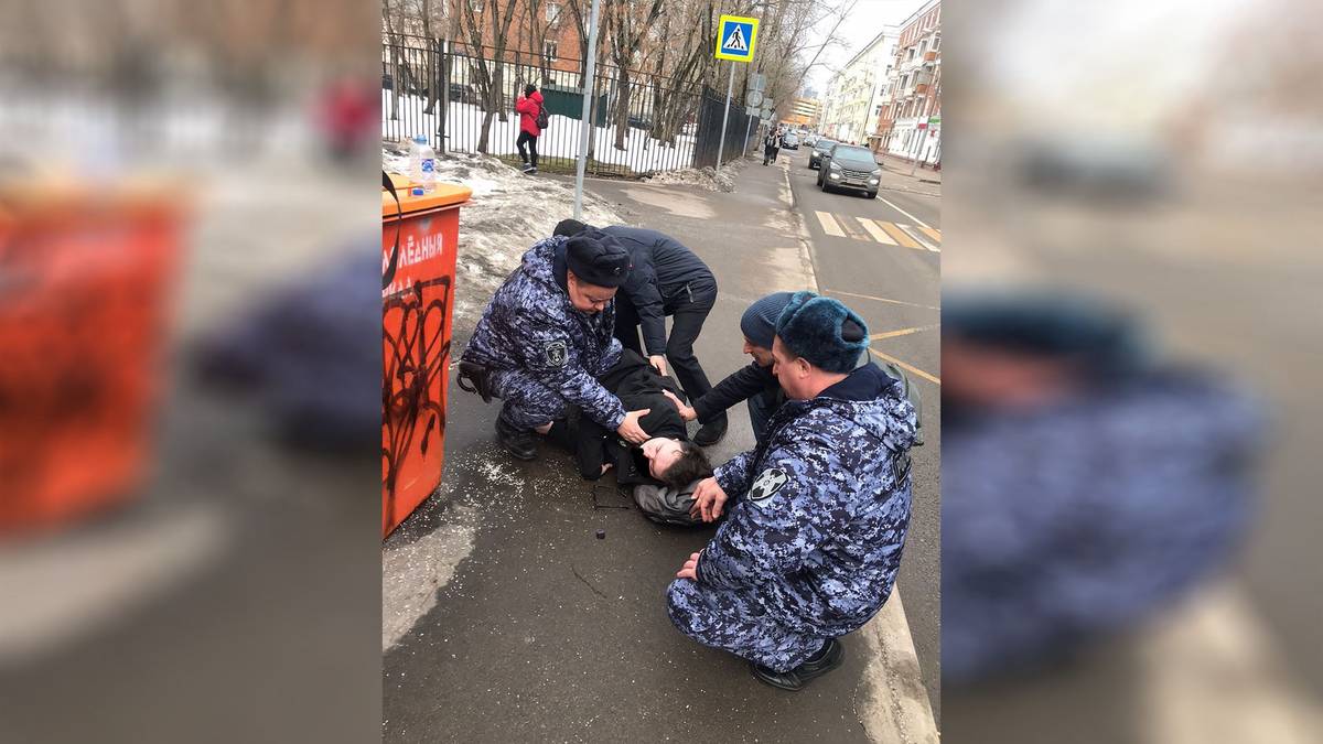 Росгвардейцы помогли мужчине, у которого случился приступ эпилепсии на улице в Москве